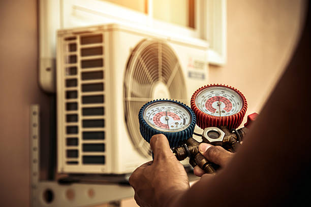 Professional Hvac technician working in Saint Clair Shores, MI